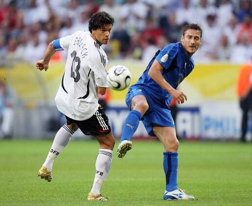 Michael Ballack (Deutschland, li.) gegen Francesco Totti (Italien) -  Fußball WM Herren WM 2006, Länderspiel, Nationalteam, Halbfinale, Nationaltrikot Gruppe Dortmund Dynamik, Fußball WM Herren WM 2006, Länderspiel, Nationalteam, Halbfinale, Nationaltrikot Gruppe Dortmund Dynamik,