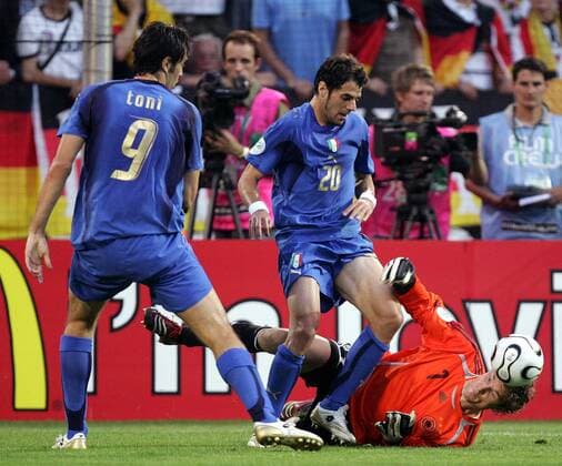 Torwart Jens Lehmann (Deutschland, re.) gegen Simone Perrotta (Mitte) und Luca Toni (beide Italien) -  Fußball WM Herren WM 2006, Länderspiel, Nationalteam, Halbfinale, Nationaltrikot Gruppe Dortmund Dynamik, Fußball WM Herren WM 2006, Länderspiel, Nationalteam, Halbfinale, Nationaltrikot Gruppe Dortmund Dynamik,