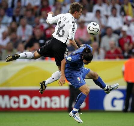 Philipp Lahm (Deutschland, li.) gegen Mauro Camoranesi (Italien) -  Fußball WM Herren WM 2006, Länderspiel, Nationalteam, Halbfinale, Nationaltrikot Gruppe Dortmund Dynamik, Höhe, Überlegenheit, Fußball WM Herren WM 2006, Länderspiel, Nationalteam, Halbfinale, Nationaltrikot Gruppe Dortmund Dynamik, Höhe, Überlegenheit,