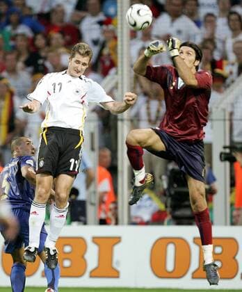 Torwart Gianluigi Buffon (Italien, re.) gegen Miroslav Klose (Deutschland) -  Fußball WM Herren WM 2006, Länderspiel, Nationalteam, Halbfinale, Nationaltrikot, Aufmacher Gruppe Dortmund Dynamik, Höhe, Abwehr, Fußball WM Herren WM 2006, Länderspiel, Nationalteam, Halbfinale, Nationaltrikot, Aufmacher Gruppe Dortmund Dynamik, Höhe, Abwehr,