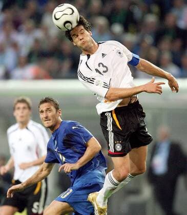Michael Ballack (Deutschland, re.) gegen Francesco Totti (Italien) -  Fußball WM Herren WM 2006, Länderspiel, Nationalteam, Halbfinale, Nationaltrikot Gruppe Dortmund Dynamik, Fußball WM Herren WM 2006, Länderspiel, Nationalteam, Halbfinale, Nationaltrikot Gruppe Dortmund Dynamik,