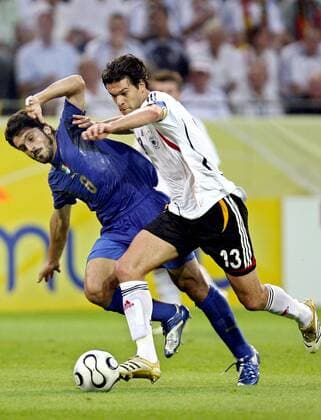 Michael Ballack (Deutschland, re.) gegen Gennaro Gattuso (Italien) -  Fußball WM Herren WM 2006, Länderspiel, Nationalteam, Halbfinale, Nationaltrikot Gruppe Dortmund Dynamik, Fußball WM Herren WM 2006, Länderspiel, Nationalteam, Halbfinale, Nationaltrikot Gruppe Dortmund Dynamik,