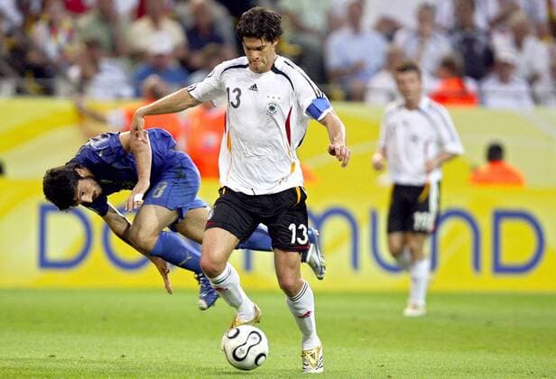 Michael Ballack (Deutschland, re.) gegen Gennaro Gattuso (Italien) -  Fußball WM Herren WM 2006, Länderspiel, Nationalteam, Halbfinale, Nationaltrikot Gruppe Dortmund Dynamik, Fußball WM Herren WM 2006, Länderspiel, Nationalteam, Halbfinale, Nationaltrikot Gruppe Dortmund Dynamik,