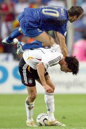 Francesco Totti (Italien, oben) mit vollem Einsatz gegen Michael Ballack (Deutschland) -  Fußball WM Herren WM 2006, Länderspiel, Nationalteam, Halbfinale, Nationaltrikot Gruppe Dortmund Dynamik, Fußball WM Herren WM 2006, Länderspiel, Nationalteam, Halbfinale, Nationaltrikot Gruppe Dortmund Dynamik,