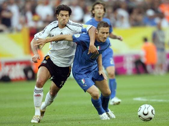 Francesco Totti (Italien, re.) gegen Michael Ballack (Deutschland) -  Fußball WM Herren WM 2006, Länderspiel, Nationalteam, Halbfinale, Nationaltrikot Gruppe Dortmund Dynamik, Kampf, Fußball WM Herren WM 2006, Länderspiel, Nationalteam, Halbfinale, Nationaltrikot Gruppe Dortmund Dynamik, Kampf,