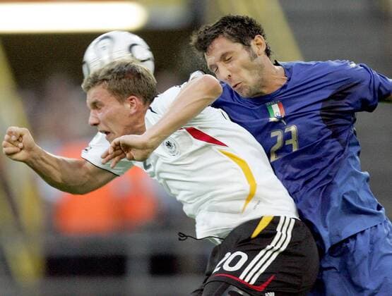 Lukas Podolski (Deutschland, li.) gegen Marco Materazzi (Italien) -  Fußball WM Herren WM 2006, Länderspiel, Nationalteam, Halbfinale, Nationaltrikot Gruppe Dortmund Dynamik, Fußball WM Herren WM 2006, Länderspiel, Nationalteam, Halbfinale, Nationaltrikot Gruppe Dortmund Dynamik,
