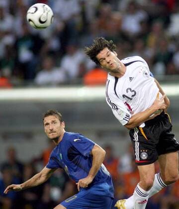 Michael Ballack (Deutschland, re.) gegen Francesco Totti (Italien) -  Fußball WM Herren WM 2006, Länderspiel, Nationalteam, Halbfinale, Nationaltrikot Gruppe Dortmund Dynamik, Fußball WM Herren WM 2006, Länderspiel, Nationalteam, Halbfinale, Nationaltrikot Gruppe Dortmund Dynamik,