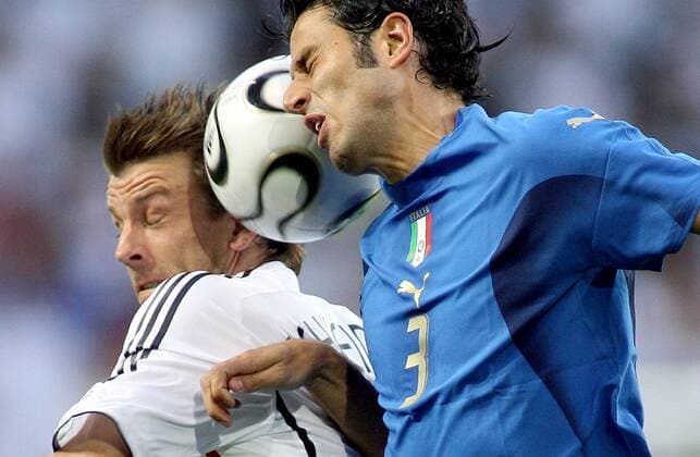 Bernd Schneider (Deutschland, li.) gegen Fabio Grosso (Italien) -  Fußball WM Herren WM 2006, Länderspiel, Nationalteam, Halbfinale, Nationaltrikot Gruppe Dortmund Dynamik, Fußball WM Herren WM 2006, Länderspiel, Nationalteam, Halbfinale, Nationaltrikot Gruppe Dortmund Dynamik,