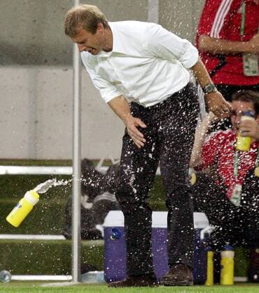 Bundestrainer Jürgen Klinsmann (Deutschland) wirft wütend eine Trinkflasche zu Boden -  Fußball WM Herren WM 2006, Länderspiel, Nationalteam, Halbfinale, Einzelbild Dortmund Wut, Enttäuschung, Fußball WM Herren WM 2006, Länderspiel, Nationalteam, Halbfinale, Einzelbild Dortmund Wut, Enttäuschung,
