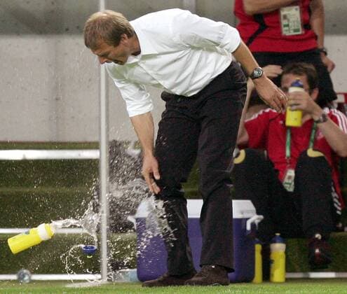 Bundestrainer Jürgen Klinsmann (Deutschland) wirft wütend eine Trinkflasche zu Boden -  Fußball WM Herren WM 2006, Länderspiel, Nationalteam, Halbfinale, Einzelbild Dortmund Enttäuschung, Wut, Fußball WM Herren WM 2006, Länderspiel, Nationalteam, Halbfinale, Einzelbild Dortmund Enttäuschung, Wut,