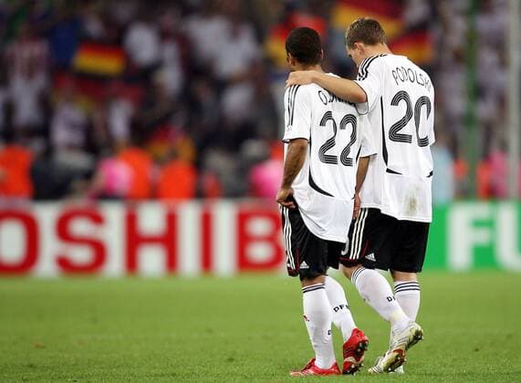 Lukas Podolski (re.) und David Odonkor (beide Deutschland) - Abgang von der ganz großen WM Bühne -  Fußball WM Herren WM 2006, Länderspiel, Nationalteam, Nationaltrikot, Halbfinale Gruppe Dortmund Harmonie, Enttäuschung, Fußball WM Herren WM 2006, Länderspiel, Nationalteam, Nationaltrikot, Halbfinale Gruppe Dortmund Harmonie, Enttäuschung,