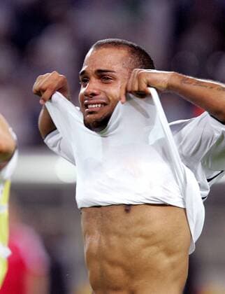 David Odonkor (Deutschland) zieht mit Tränen in den Augen sein Trikot aus Fußball WM Herren WM 2006, Länderspiel, Nationalteam, Nationaltrikot, Halbfinale Einzelbild Dortmund Enttäuschung, Verzweiflung, Fußball WM Herren WM 2006, Länderspiel, Nationalteam, Nationaltrikot, Halbfinale Einzelbild Dortmund Enttäuschung, Verzweiflung,