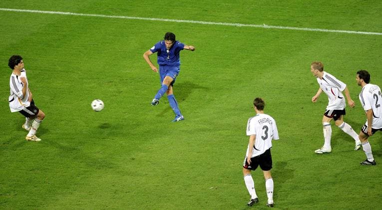 Trotz Überzahl der deutschen Spieler erzielt Fabio Grosso (Italien) das 1:0, Ballack (li.) kann nicht mehr retten während Metzelder (re.), Schweinsteiger und Friedrich (alle Deutschland) das Unheil kommen sehen -  Fußball WM Herren WM 2006, Länderspiel, Nationalteam, Halbfinale, Deutschland - Italien 0:2 n.V. Nationaltrikot Gruppe Turnierhighlight Dortmund Dynamik, Überlegenheit, Fußball WM Herren WM 2006, Länderspiel, Nationalteam, Halbfinale, Deutschland - Italien 0:2 n.V. Nationaltrikot Gruppe Turnierhighlight Dortmund Dynamik, Überlegenheit,