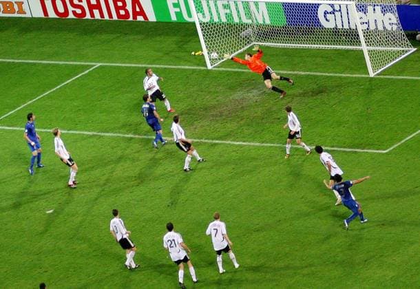 Torwart Jens Lehmann (Deutschland) streckt sich vergeblich nach dem Ball, der von Fabio Grosso (Italien, re.) perfekt in linke Torecke platziert wurde - Fußball WM Herren WM 2006, Länderspiel, Nationalteam, Halbfinale, Deutschland - Italien 0:2 n.V., Kosmetikindustrie Totale Elektronikindustrie, Fujifilm, Fuji, Gillette, Dortmund, Nationaltrikot Turnierhighlight Dynamik, Fußball WM Herren WM 2006, Länderspiel, Nationalteam, Halbfinale, Deutschland - Italien 0:2 n.V., Kosmetikindustrie Totale Elektronikindustrie, Fujifilm, Fuji, Gillette, Dortmund, Nationaltrikot Turnierhighlight Dynamik,
