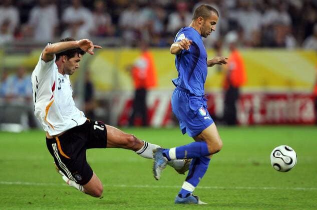 Michael Ballack (Deutschland, re.) grätscht gegen Alessandro Del Piero (Italien) - (pan15062) Fußball WM Herren WM 2006, Länderspiel, Nationalteam, Nationaltrikot, Halbfinale, Deutschland - Italien 0:2 n.V. Gruppe Dortmund Dynamik, Kampf Fußball WM Herren WM 2006, Länderspiel, Nationalteam, Nationaltrikot, Halbfinale, Deutschland - Italien 0:2 n.V. Gruppe Dortmund Dynamik, Kampf