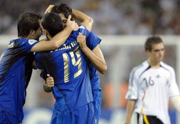 Torjubel Italien, v.li.: Alberto Gilardino, Gianluca Zambrotta und Fabio Grosso, dahinter schleicht Lahm (Deutschland) enttäuscht von dannen Fußball WM Herren WM 2006, Länderspiel, Nationalteam, Nationaltrikot, Halbfinale, Deutschland - Italien 0:2 n.V. Gruppe Dortmund Freude, Fußball WM Herren WM 2006, Länderspiel, Nationalteam, Nationaltrikot, Halbfinale, Deutschland - Italien 0:2 n.V. Gruppe Dortmund Freude,