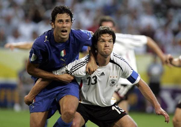 Michael Ballack (Deutschland, re.) und Fabio Grosso (Italien) gespannt Fußball WM Herren WM 2006, Länderspiel, Nationalteam, Halbfinale, Nationaltrikot, Deutschland - Italien 0:2 n.V. Gruppe Dortmund Dynamik, Spannung, Fußball WM Herren WM 2006, Länderspiel, Nationalteam, Halbfinale, Nationaltrikot, Deutschland - Italien 0:2 n.V. Gruppe Dortmund Dynamik, Spannung,