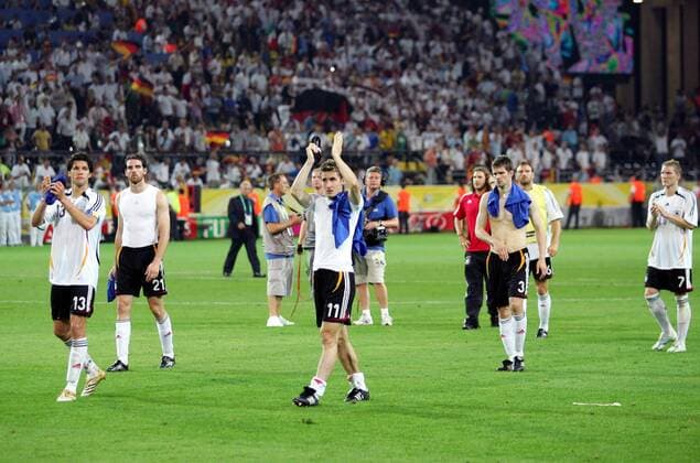 Deutsche Spieler bedanken sich bei den Zuschauern, v.li.: Michael Ballack, Christoph Metzelder, Miroslav Klose, Arne Friedrich und Bastian Schweinsteiger - (pan15062) Fußball WM Herren WM 2006, Länderspiel, Nationalteam, Nationaltrikot, Halbfinale, Deutschland - Italien 0:2 n.V. Totale Dortmund Enttäuschung, Fußball WM Herren WM 2006, Länderspiel, Nationalteam, Nationaltrikot, Halbfinale, Deutschland - Italien 0:2 n.V. Totale Dortmund Enttäuschung,