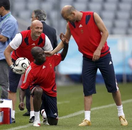 Zinedine Zidane (re.) tätschelt Claude Makelele, Torwart Fabien Barthez (alle Frankreich) amüsiert es -  Fußball WM Herren WM 2006, Nationalteam, Training Gruppe München Abwehr, Fußball WM Herren WM 2006, Nationalteam, Training Gruppe München Abwehr,