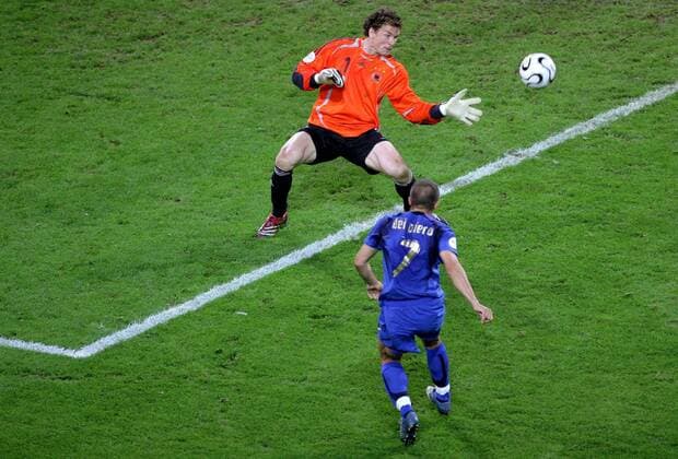 Das 0:2 - Torwart Jens Lehmann (Deutschland, hi.) ist gegen den Schlenzer von Alessandro del Piero (Italien) machtlos - Fußball WM Herren WM 2006, Länderspiel, Nationalteam, Nationaltrikot, Deutschland - Italien 0:2 n.V. Gruppe Halbfinale Dortmund Dynamik, Fußball WM Herren WM 2006, Länderspiel, Nationalteam, Nationaltrikot, Deutschland - Italien 0:2 n.V. Gruppe Halbfinale Dortmund Dynamik,