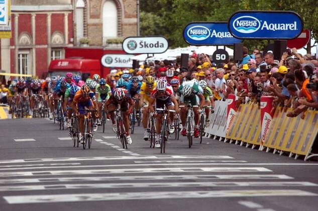 Robbie McEwen (Australien Davitamon Lotto, Mitte) ist bei Zielankunft auf der 4. Etappe von Huy nach Saint Quentin ganz vorn dabei -  Radsport Herren Tour de France 2006, ProTour, Straßenradsport, Straße, Rad, Skoda, Nestle Aquarel Totale Sponsor Sponsoring Werbepartner Werbung Wirtschaft 4. Etappe: Huy - Saint Quentin Radsport Herren Tour de France 2006, ProTour, Straßenradsport, Straße, Rad, Skoda, Nestle Aquarel Totale Sponsor Sponsoring Werbepartner Werbung Wirtschaft 4. Etappe: Huy - Saint Quentin