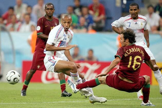 Thierry Henry (Frankreich, li.) wird im Strafraum von Ricardo Carvalho (Portugal) gefoult (Serie 1 3) - Fußball WM Herren WM 2006, Länderspiel, Nationalteam, Halbfinale, Nationaltrikot Gruppe München Dynamik, Fußball WM Herren WM 2006, Länderspiel, Nationalteam, Halbfinale, Nationaltrikot Gruppe München Dynamik,