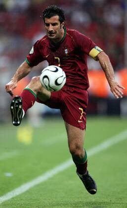 Luis Figo (Portugal) - Ballannahme - Fußball WM Herren WM 2006, Länderspiel, Nationalteam, Nationaltrikot, Halbfinale Einzelbild München Dynamik, Fußball WM Herren WM 2006, Länderspiel, Nationalteam, Nationaltrikot, Halbfinale Einzelbild München Dynamik,