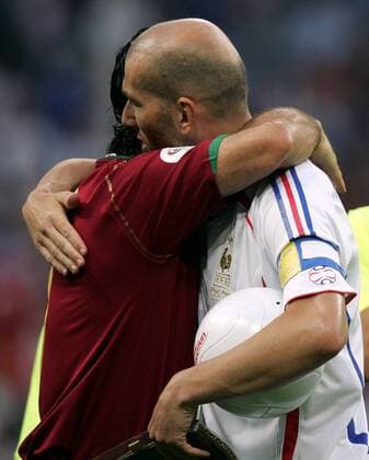 Zinedine Zidane (Frankreich, re.) umarmt Luis Figo (Portugal) -  Fußball WM Herren WM 2006, Länderspiel, Nationalteam, Halbfinale, Nationaltrikot Gruppe München Fußball WM Herren WM 2006, Länderspiel, Nationalteam, Halbfinale, Nationaltrikot Gruppe München