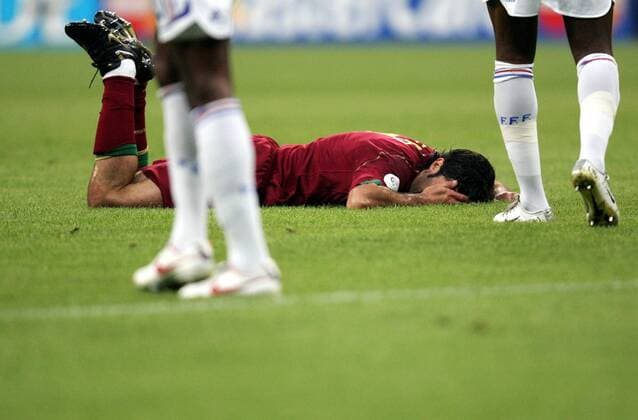 Luis Figo (Portugal) liegt enttäuscht am Boden - Fußball WM Herren WM 2006, Länderspiel, Nationalteam, Halbfinale, Nationaltrikot Einzelbild München Enttäuschung, Verzweiflung Fußball WM Herren WM 2006, Länderspiel, Nationalteam, Halbfinale, Nationaltrikot Einzelbild München Enttäuschung, Verzweiflung