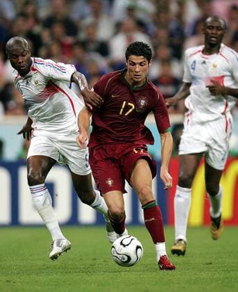 Cristiano Ronaldo (Portugal, re.) gegen William Gallas (Frankreich) - Fußball WM Herren WM 2006, Länderspiel, Nationalteam, Halbfinale, Nationaltrikot, Portugal - Frankreich 0:1 Gruppe München Dynamik, Fußball WM Herren WM 2006, Länderspiel, Nationalteam, Halbfinale, Nationaltrikot, Portugal - Frankreich 0:1 Gruppe München Dynamik,