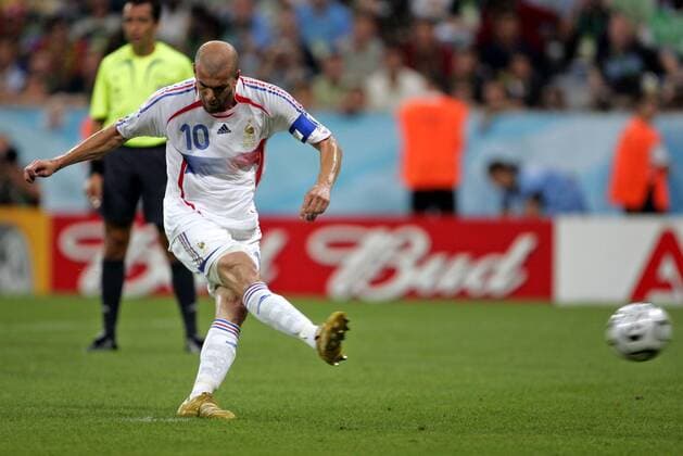Zinedine Zidane (Frankreich) erzielt per Elfmeter das 1:0 Fußball WM Herren WM 2006, Länderspiel, Nationalteam, Halbfinale, Nationaltrikot Einzelbild München Dynamik, Fußball WM Herren WM 2006, Länderspiel, Nationalteam, Halbfinale, Nationaltrikot Einzelbild München Dynamik,