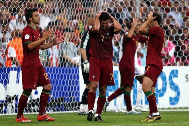 Enttäuschung bei Portugal, v.li.: Helder Postiga, Luis Figo und Simao Sabrosa - Fußball WM Herren WM 2006, Länderspiel, Nationalteam, Halbfinale, Nationaltrikot Gruppe München Verzweiflung, Fußball WM Herren WM 2006, Länderspiel, Nationalteam, Halbfinale, Nationaltrikot Gruppe München Verzweiflung,
