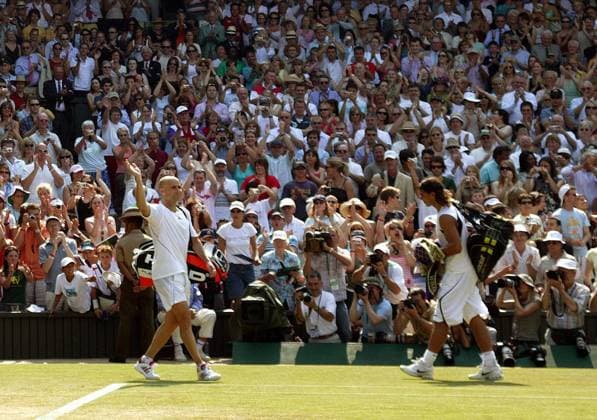 Andre Agassi (USA, li.) und Rafael Nadal (Spanien) bedanken sich beim Publikum -  Tennis Herren All England Championships 2006, Grand Slam, ATP Tour, Rasen, Rasenplatz, Rasentennis, Rasenturnier Totale Wimbledon London Tennis Herren All England Championships 2006, Grand Slam, ATP Tour, Rasen, Rasenplatz, Rasentennis, Rasenturnier Totale Wimbledon London