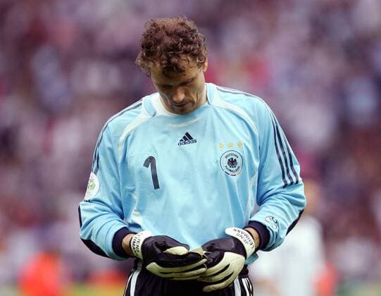 Torwart Jens Lehmann (Deutschland) liest die Informationen für das Elfmeterschießen Fußball WM Herren WM 2006, Länderspiel, Nationalteam, Nationaltrikot, Viertelfinale Einzelbild Berlin Fußball WM Herren WM 2006, Länderspiel, Nationalteam, Nationaltrikot, Viertelfinale Einzelbild Berlin