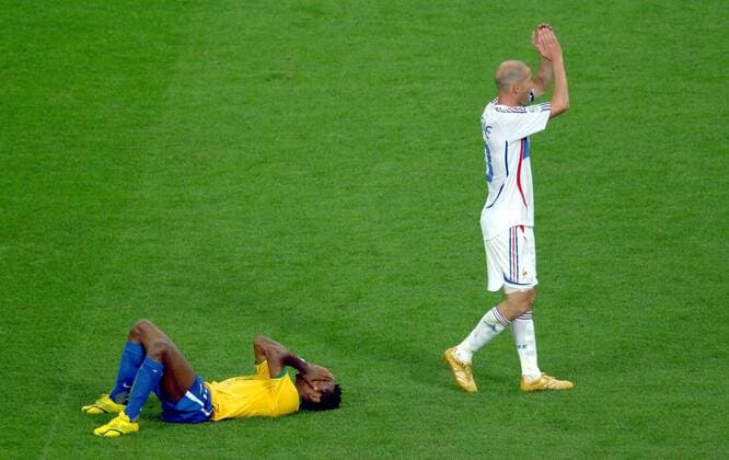 Zinedine Zidane (Frankreich, re.) - Schlußjubel, Ze Roberto (Brasilien) enttäuscht am Boden -  Fußball WM Herren WM 2006, Länderspiel, Nationalteam, Viertelfinale, Nationaltrikot, Brasilien - Frankreich 0:1 Gruppe Frankfurt M. Freude, Enttäuschung, Fußball WM Herren WM 2006, Länderspiel, Nationalteam, Viertelfinale, Nationaltrikot, Brasilien - Frankreich 0:1 Gruppe Frankfurt M. Freude, Enttäuschung,