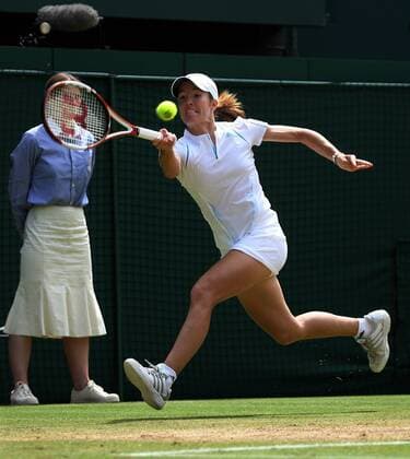 Justine Henin Hardenne (Belgien) - Vorhand Tennis Damen All England Championships 2006, Grand Slam, WTA Tour, Rasen, Rasenplatz, Rasentennis, Rasenturnier Einzelbild Wimbledon Halbfinale London Dynamik, Tennis Damen All England Championships 2006, Grand Slam, WTA Tour, Rasen, Rasenplatz, Rasentennis, Rasenturnier Einzelbild Wimbledon Halbfinale London Dynamik,