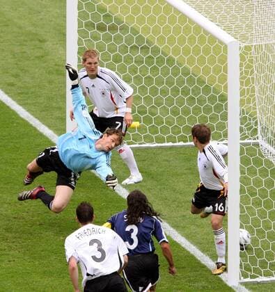 Torwart Jens Lehmann (Deutschland, li.) reagiert zu spät und kann das 0:1 nicht verhindern - (Icon9182012) Fußball WM Herren WM 2006, Länderspiel, Nationalteam, Viertelfinale, Nationaltrikot, Deutschland - Argentinien 5:3 n.E Gruppe Berlin Fußball WM Herren WM 2006, Länderspiel, Nationalteam, Viertelfinale, Nationaltrikot, Deutschland - Argentinien 5:3 n.E Gruppe Berlin EDITORIAL USE ONLY