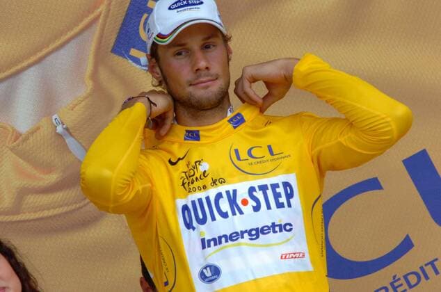 Tom Boonen (Belgien Quick Step Innergetic) darf sich, bei der Siegerehrung zur 6. Etappe der Tour de France 2006, das gelbe Trikot überziehen -  Radsport Herren Tour de France 2006, ProTour, Straßenradsport, Straße, Rad Einzelbild 6. Etappe: Lisieux - Vitre Radsport Herren Tour de France 2006, ProTour, Straßenradsport, Straße, Rad Einzelbild 6. Etappe: Lisieux - Vitre