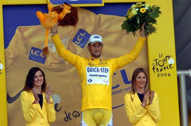 Tom Boonen (Belgien Quick Step Innergetic) darf, bei der Siegerehrung zur 6. Etappe der Tour de France 2006, im gelben Trikot jubeln -  Radsport Herren Tour de France 2006, ProTour, Straßenradsport, Straße, Rad Gruppe 6. Etappe: Lisieux - Vitre Freude, Radsport Herren Tour de France 2006, ProTour, Straßenradsport, Straße, Rad Gruppe 6. Etappe: Lisieux - Vitre Freude,