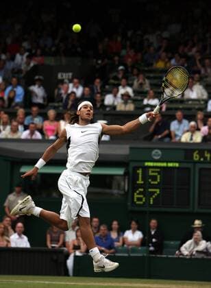 Rafael Nadal (Spanien) streckt sich nach dem Ball Tennis Herren All England Championships 2006, ATP Tour, Grand Slam, Rasen, Rasenplatz, Rasentennis, Rasenturnier, Einzelbild Wimbledon Halbfinale, London Dynamik, Höhe, Tennis Herren All England Championships 2006, ATP Tour, Grand Slam, Rasen, Rasenplatz, Rasentennis, Rasenturnier, Einzelbild Wimbledon Halbfinale, London Dynamik, Höhe,