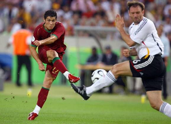 Cristiano Ronaldo (Portugal, li.) zieht gegen Jens Nowotny (Deutschland) ab Fußball WM Herren WM 2006, Länderspiel, Nationalteam, Spiel um Platz 3, drei, Nationaltrikot, Gruppe Stuttgart Dynamik, Fußball WM Herren WM 2006, Länderspiel, Nationalteam, Spiel um Platz 3, drei, Nationaltrikot, Gruppe Stuttgart Dynamik,