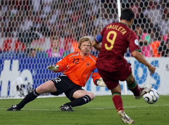 Torwart Oliver Kahn (Deutschland) pariert gegen Pauleta (Portugal) -  Fußball WM Herren WM 2006, Länderspiel, Nationalteam, Nationaltrikot, Spiel um Platz 3, drei Gruppe Stuttgart Dynamik, Fußball WM Herren WM 2006, Länderspiel, Nationalteam, Nationaltrikot, Spiel um Platz 3, drei Gruppe Stuttgart Dynamik,