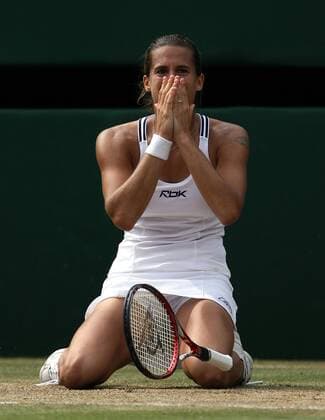 Amelie Mauresmo (Frankreich) fassungslos Tennis Damen All England Championships 2006, WTA Tour, Grand Slam, Rasen, Rasenplatz, Rasentennis, Rasenturnier, Einzelbild Wimbledon London Glück, Freude, Tennis Damen All England Championships 2006, WTA Tour, Grand Slam, Rasen, Rasenplatz, Rasentennis, Rasenturnier, Einzelbild Wimbledon London Glück, Freude,