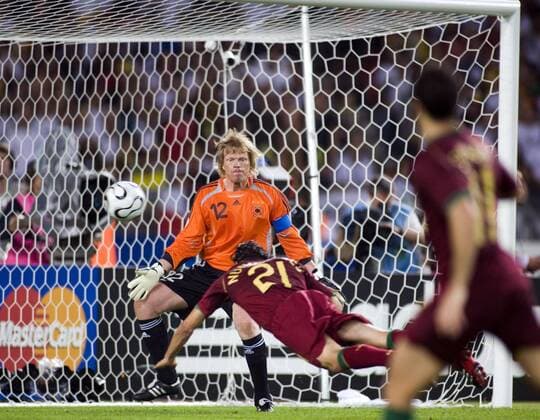 Nuno Gomes (Portugal) erzielt gegen Torwart Oliver Kahn (Deutschland) den Ehrentreffer zum 1:3 Endstand Fußball WM Herren WM 2006, Länderspiel, Nationalteam, Spiel um Platz 3, drei, Nationaltrikot Gruppe Stuttgart Dynamik, Fußball WM Herren WM 2006, Länderspiel, Nationalteam, Spiel um Platz 3, drei, Nationaltrikot Gruppe Stuttgart Dynamik,