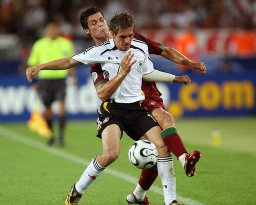 Philipp Lahm (Deutschland, re.) gegen Cristiano Ronaldo (Portugal) Fußball WM Herren WM 2006, Länderspiel, Nationalteam, Spiel um Platz 3, drei, Nationaltrikot Gruppe Stuttgart Dynamik, Kampf, Fußball WM Herren WM 2006, Länderspiel, Nationalteam, Spiel um Platz 3, drei, Nationaltrikot Gruppe Stuttgart Dynamik, Kampf,