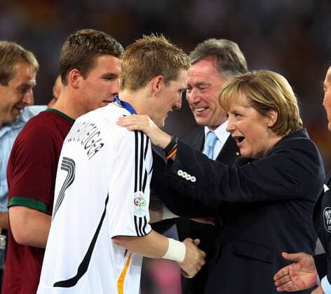 Bastian Schweinsteiger (li.) wird von Bundeskanzlerin Angela Merkel (CDU beide Deutschland) geehrt Fußball WM Herren WM 2006, Länderspiel, Nationalteam, Spiel um Platz 3, Gruppe Stuttgart Fußball WM Herren WM 2006, Länderspiel, Nationalteam, Spiel um Platz 3, Gruppe Stuttgart
