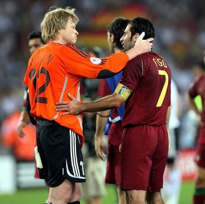 Torwart Oliver Kahn (Deutschland, li.) und Luis Figo (Portugal) - zwei große Sportsmänner des Fußballsports nehmen Abschied von der großen Fußballbühne Fußball WM Herren WM 2006, Länderspiel, Nationalteam, Spiel um Platz 3, drei, Nationaltrikot Gruppe Stuttgart Kameradschaft, Fußball WM Herren WM 2006, Länderspiel, Nationalteam, Spiel um Platz 3, drei, Nationaltrikot Gruppe Stuttgart Kameradschaft,