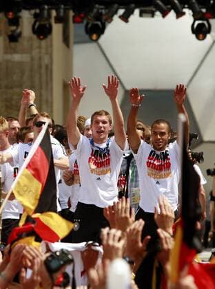 David Odonkor (re.), Lukas Podolski (Mitte) und Bastian Schweinsteiger (alle Deutschland) sagen bei der Abschlussparty der deutschen Nationalmannschaft am Brandenburger Tor - Danke, Fans! - Fußball Herren WM 2006, Fanfest, Fan Fest, Party, Danke Fans, Abschlussfest Abschiedsfest Abschiedsparty Abschied Gruppe Straße des 17. Juni, Brandenburger Tor Berlin, FIFA Fanmeile Freude, Begeisterung, Fußball Herren WM 2006, Fanfest, Fan Fest, Party, Danke Fans, Abschlussfest Abschiedsfest Abschiedsparty Abschied Gruppe Straße des 17. Juni, Brandenburger Tor Berlin, FIFA Fanmeile Freude, Begeisterung,