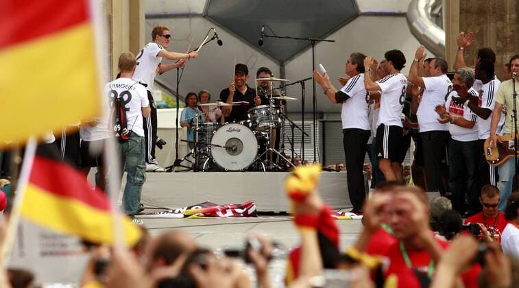 Bastian Schweinsteiger übernimmt während der Abschlussparty der deutschen Nationalmannschaft am Brandenburger Tor das Schlagzeug von Drummer Florian Weber (Sportfreunde Stiller beide Deutschland) Fußball Herren WM 2006, Fanfest, Fan Fest, Party, Danke Fans, Abschlussfest Abschiedsfest Abschiedsparty Abschied Totale Straße des 17. Juni, Brandenburger Tor Berlin, FIFA Fanmeile Freude, Fußball Herren WM 2006, Fanfest, Fan Fest, Party, Danke Fans, Abschlussfest Abschiedsfest Abschiedsparty Abschied Totale Straße des 17. Juni, Brandenburger Tor Berlin, FIFA Fanmeile Freude,