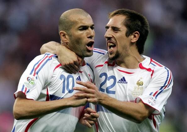 Zinedine Zidane (li.) und Franck Ribery (beide Frankreich) - Torjubel - Fußball WM Herren WM 2006, Länderspiel, Nationalteam, Nationaltrikot, Finale, Endspiel Gruppe Berlin Freude, Begeisterung, Fußball WM Herren WM 2006, Länderspiel, Nationalteam, Nationaltrikot, Finale, Endspiel Gruppe Berlin Freude, Begeisterung,